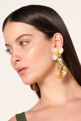 Aretes Simona Munai Cala Renovado con Flor y Cuentas – Dorado
