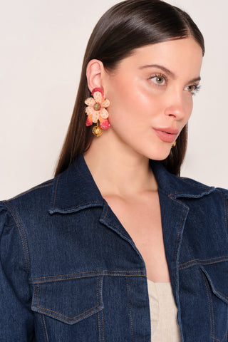 Aretes Simona Ankalli con Flor Bordada y Detalle Colgante – Coral