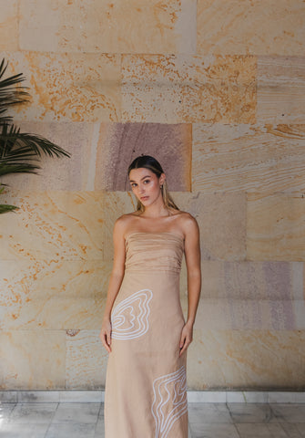 Vestido Maxi Faride Mariposa Strapless con Fruncido – Beige