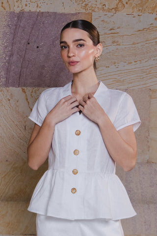 Blusa Faride Capri Peplum con Botones Dorados – Blanco