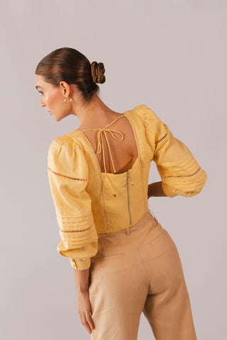 Blusa Faride Amatista Cropped con Pliegues – Amarillo