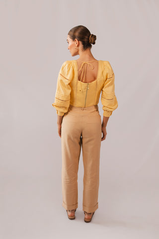Blusa Faride Amatista Cropped con Pliegues – Amarillo