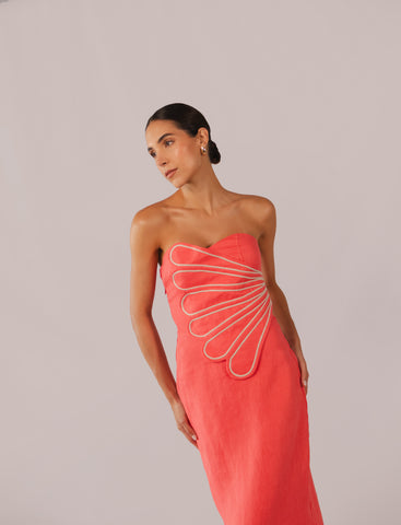 Vestido Midi Faride Coral Strapless con Detalle Escultural – Coral