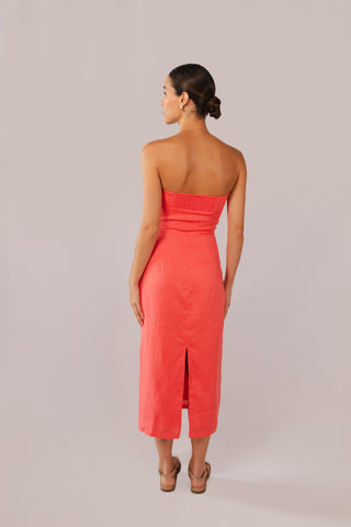 Vestido Midi Faride Coral Strapless con Detalle Escultural – Coral