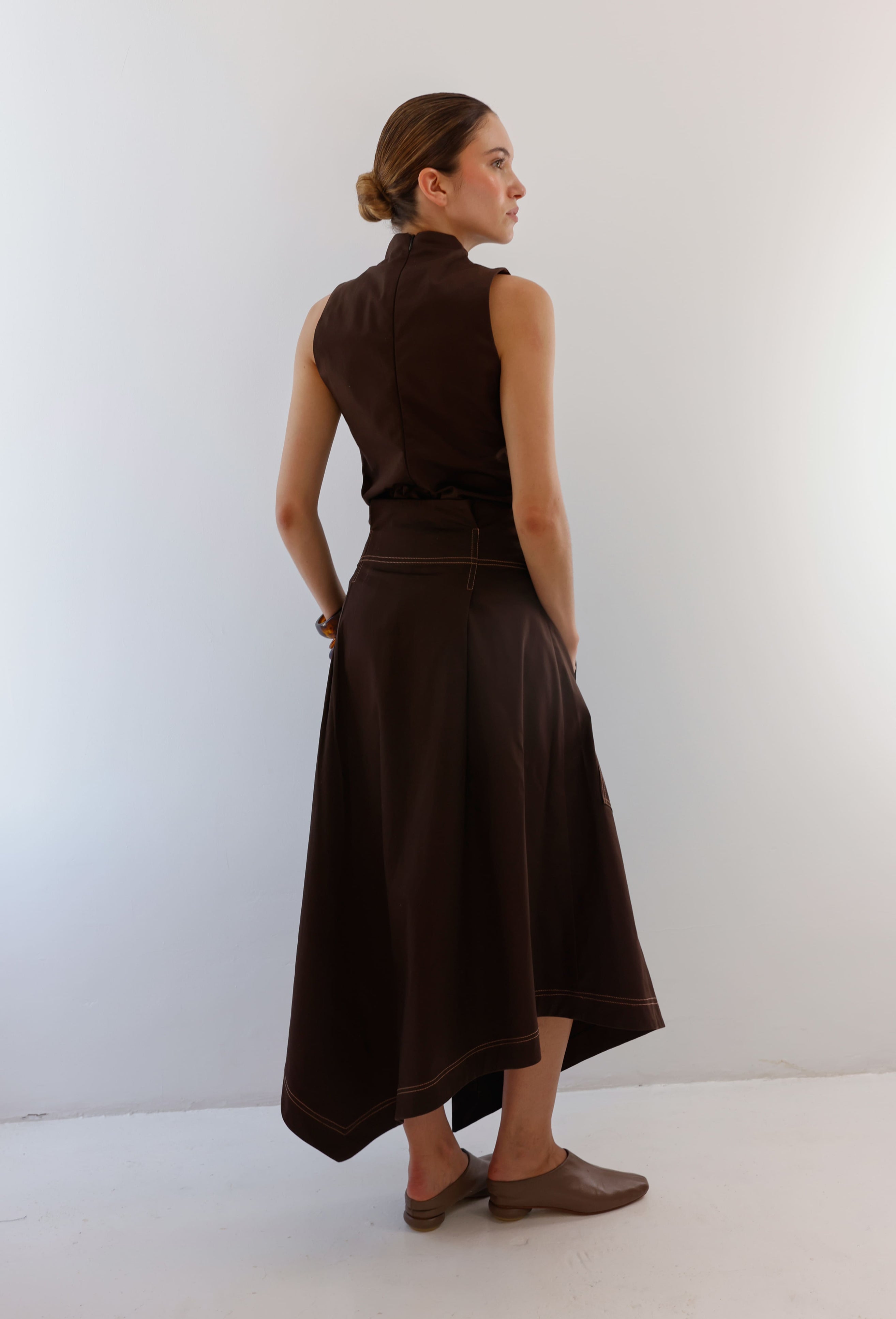 Conjunto Pompousa Alba y Belinda con Falda Asimétrica – Café