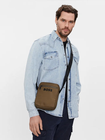 Bolso BOSS con logo en contraste y correa con rayas distintivas