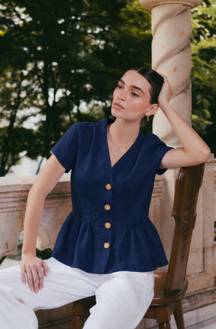 Blusa Faride Capri Peplum con Botones Dorados – Azul Marino