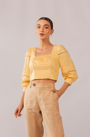 Blusa Faride Amatista Cropped con Pliegues – Amarillo