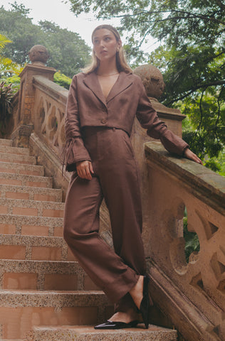Set Faride Alaide de Chaqueta Cropped y Pantalón Ramona – Marrón