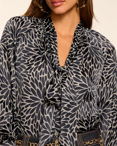 Blusa Ramy Brook Aura Estampada con Lazo al Cuello