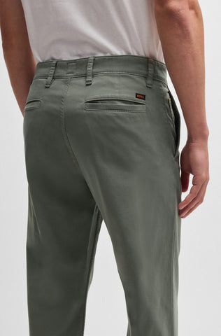 Pantalón tipo Chinos tapered fit de algodón elástico