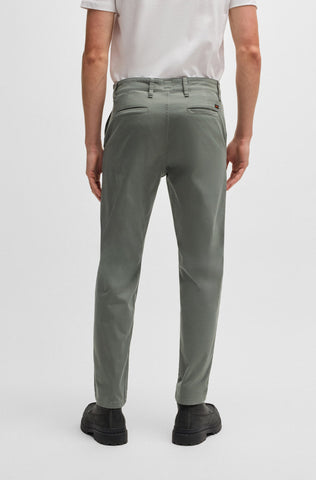 Pantalón tipo Chinos tapered fit de algodón elástico