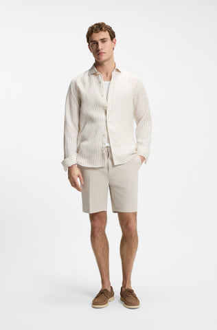 Bermuda BOSS de sarga de algodón elástico Modern Fit