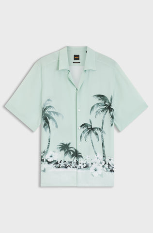 Camisa Resort BOSS Regular Fit con Estampado Tropical - Verde