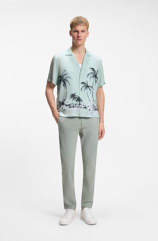 Camisa Resort BOSS Regular Fit con Estampado Tropical - Verde
