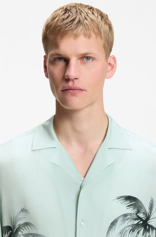 Camisa Resort BOSS Regular Fit con Estampado Tropical - Verde