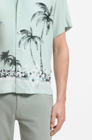 Camisa Resort BOSS Regular Fit con Estampado Tropical - Verde