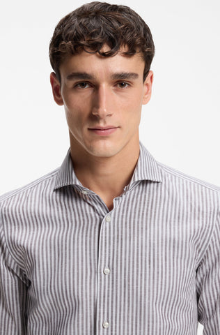 Camisa Boss Slim fit de lino y algodón a rayas.