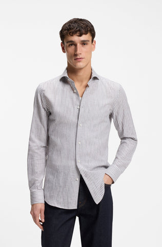 Camisa Boss Slim fit de lino y algodón a rayas.