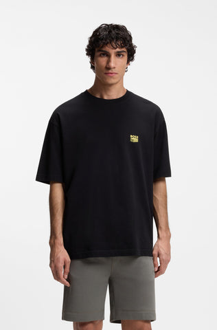 Camiseta BOSS Relaxed Fit de Algodón con Logo Brutalism - Negro