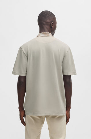 Polo BOSS Relaxed Fit de piqué de algodón con cuello con motivos selváticos